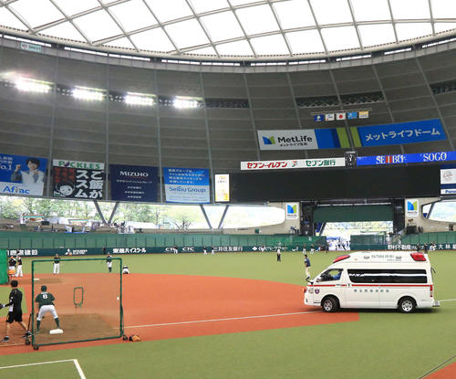 西武対ソフトバンク　西武の打撃練習中に打球が側頭部に当たったソフトバンク柳田を乗せメットライフドームを出る救急車（撮影・江口和貴）