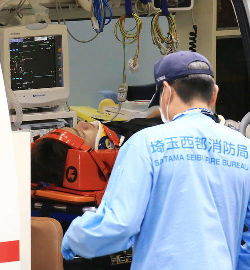 西武対ソフトバンク　西武の打撃練習中、打球が側頭部に当たり救急車に運ばれたソフトバンク柳田（撮影・江口和貴）
