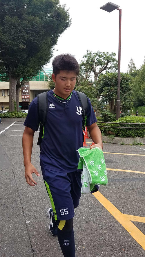 早出練習を終えてクラブハウスに引き揚げるヤクルト村上