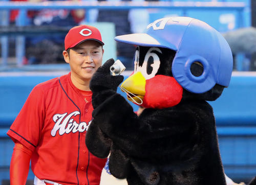 今季での引退を発表している広島新井(左)は試合前、つば九郎との記念撮影に笑顔を見せる(撮影・足立雅史)