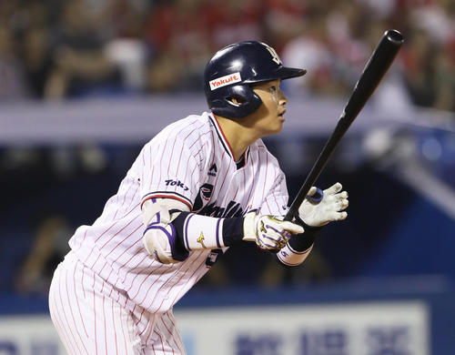 ヤクルト対広島 2回裏ヤクルト1死一塁、プロ初打席初本塁打となる右越え2点本塁打を放つ村上(撮影・足立雅史)