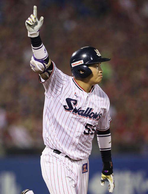 ヤクルト対広島 2回裏ヤクルト1死一塁、プロ初打席初本塁打となる右越え2点本塁打を放ち右手を挙げる村上(撮影・足立雅史)