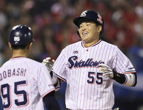 ヤクルト対広島 2回裏ヤクルト1死一塁、プロ初打席初本塁打となる右越え2点本塁打を放ち笑顔を見せる村上(撮影・足立雅史)