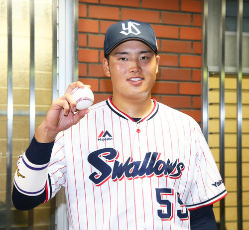ヤクルト対広島 試合後プロ初打席初本塁打の球を手に笑顔を見せるヤクルト村上(撮影・足立雅史)