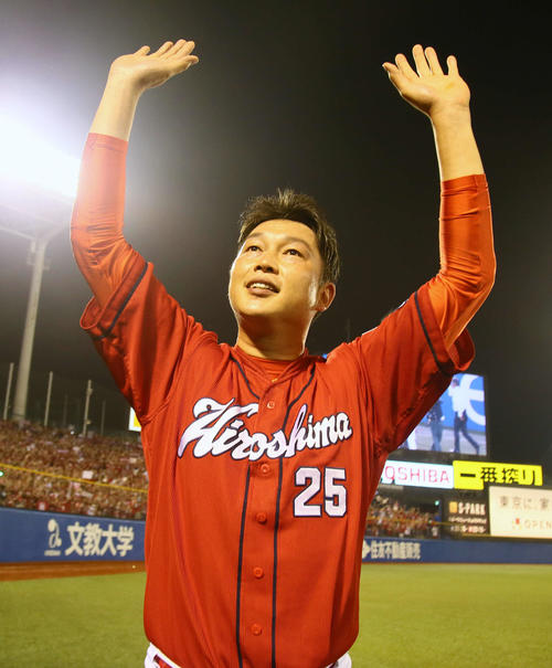 ヤクルト対広島 試合を終え、スタンドの声援に手を振って応える広島新井(撮影・足立雅史)