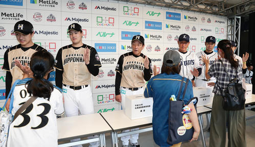 「平成30年北海道胆振東部地震」の被災者への募金を呼びかける、左から日本ハムの上沢、有原、栗山監督、西武の辻監督、榎田、伊藤（撮影・丹羽敏通）