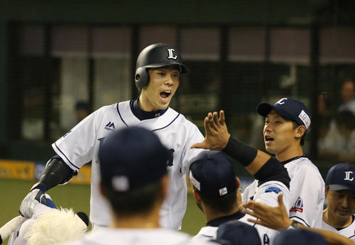 西武対日本ハム　1回裏西武無死、秋山翔吾は先頭打者本塁打を放ちナインの祝福を受ける（撮影・丹羽敏通）