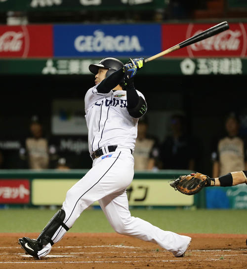 西武対日本ハム　2回裏西武2死二塁、浅村は右中間に2点本塁打を放つ（撮影・丹羽敏通）