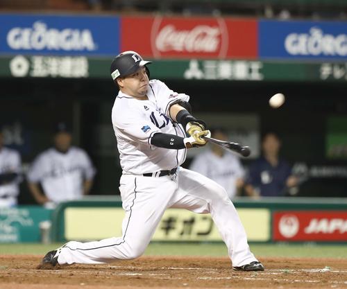 西武対日本ハム　5回裏西武無死、左越え本塁打を放つ山川（撮影・黒川智章）