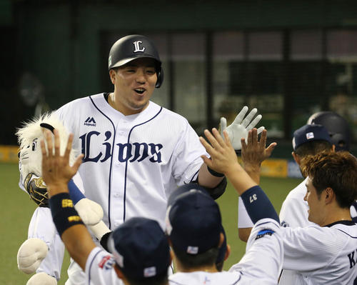 西武対日本ハム　5回裏西武無死、山川は左越えに42号本塁打を放ちナインの祝福を受ける（撮影・丹羽敏通）