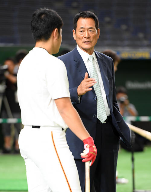 巨人岡本と話をする中畑清氏（撮影・たえ見朱実）