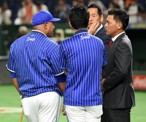 試合前、DeNAラミレス監督（左）へあいさつをする巨人脇谷（右）（撮影・横山健太）