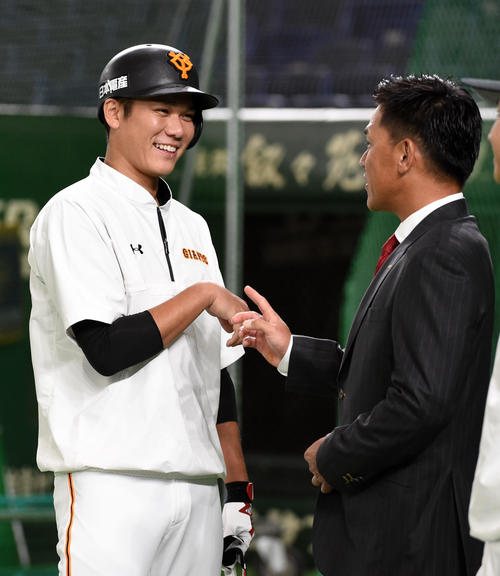 試合前、笑顔で会話を交わす巨人脇谷（右）と坂本勇（撮影・横山健太）