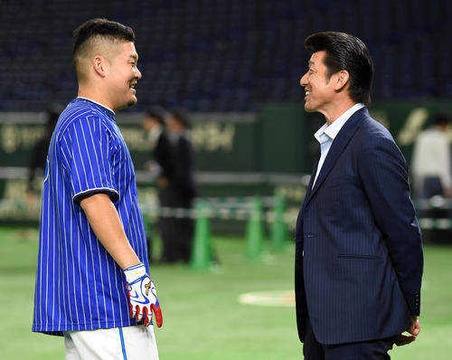 試合前、笑顔で会話を交わすDeNA筒香（左）と三浦大輔氏（撮影・横山健太）