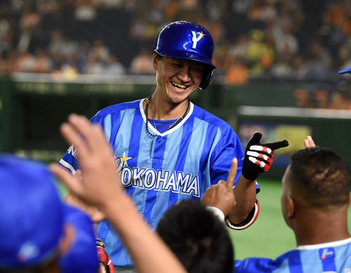 先頭打者本塁打を放ちナインと笑顔でタッチを交わす大和（撮影・横山健太）
