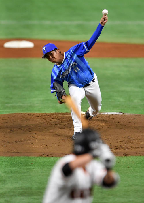 力投するDeNA東。打者長野（撮影・横山健太）