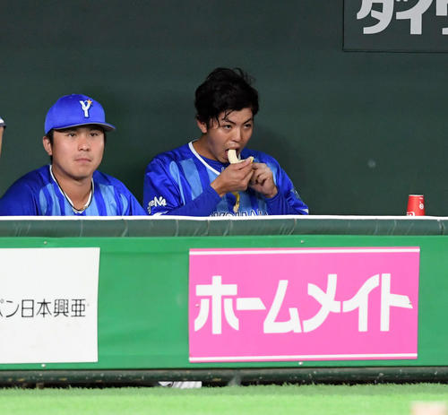巨人対DeNA　1回裏を終了し、ベンチでバナナをほおばるDeNA東（右）（撮影・たえ見朱実）