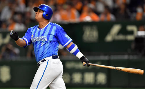 巨人対DeNA　3回表DeNA2死一、二塁、左越え3点本塁打を放つロペス（撮影・横山健太）