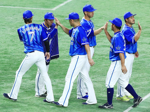 巨人に勝利しDeNA筒香（左から3人目）とタッチをかわす先発の東（同2人目）（撮影・江口和貴）