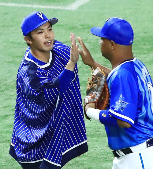 巨人に勝利しDeNAロペス（右）とタッチをかわす先発の東（撮影・江口和貴）