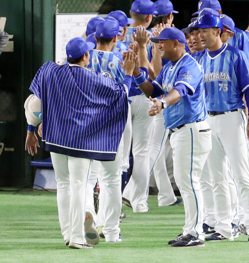巨人を下し、勝利投手となった東（左）を笑顔で迎えるラミレス監督（撮影・河野匠）