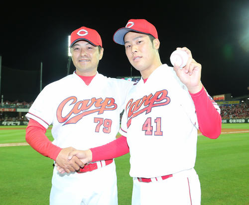 広島対日本ハム　プロ初勝利を飾った藤井皓哉は緒方孝市監督に祝福される（2018年6月6日）