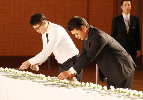 衣笠祥雄氏お別れの会が行われ献花する緒方孝市監督（右）と会沢翼（2018年6月28日）