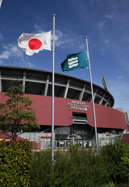 マツダスタジアムの前には半旗が掲げられた（2018年7月9日）