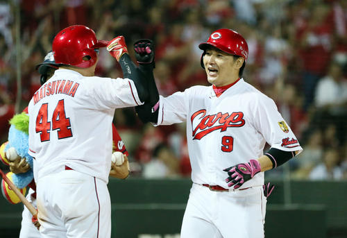 広島対巨人　7回裏広島1死二塁、丸佳浩が勝ち越し2ランを放ち松山竜平（左）の出迎えを受ける（2018年7月22日）