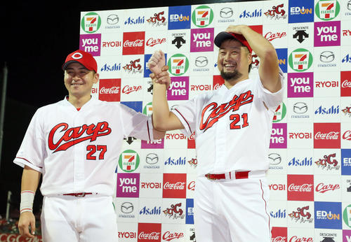 広島対中日　お立ち台で笑顔を見せる会沢翼（左）と中崎翔太（2018年8月8日）