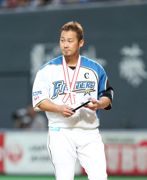 日本ハム対ソフトバンク　試合前、通算200本塁打を達成し表彰される日本ハム中田（撮影・佐藤翔太）