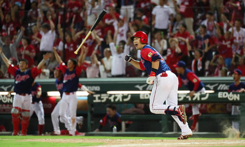 広島対ヤクルト　9回裏広島１死、鈴木誠也はサヨナラ本塁打を放ちガッツポーズ（2018年8月23日）