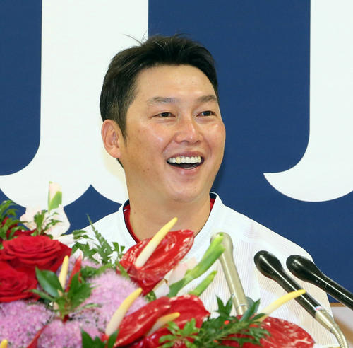 引退表明会見で記者の質問に答える新井貴浩（2018年9月5日）