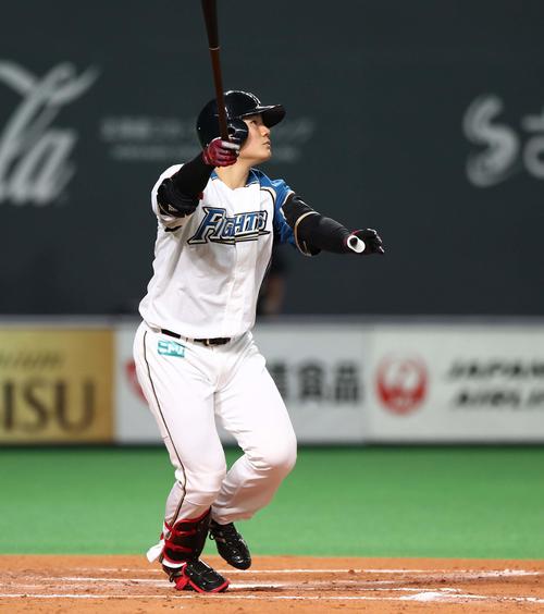 1回裏日本ハム2死一、二塁、右越え3点本塁打を放つ清宮（撮影・黒川智章）