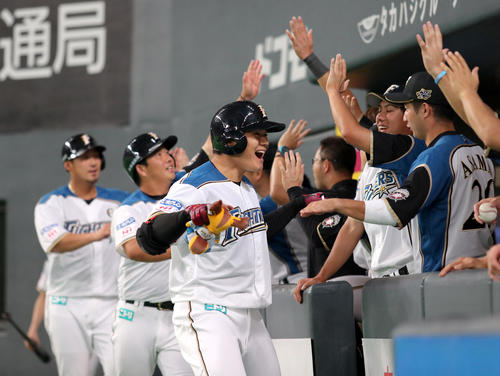 1回裏日本ハム2死一、二塁、右越え3点本塁打を放ちチームメートに出迎えられキヨダンスを披露する清宮（撮影・佐藤翔太）