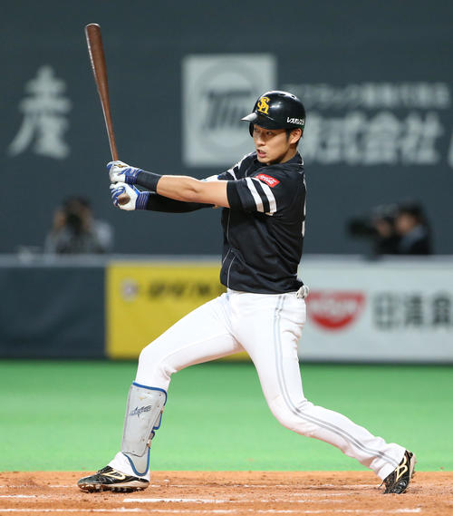 4回表ソフトバンク1死一塁、上林は左中間に適時三塁打を放つ（撮影・佐藤翔太）