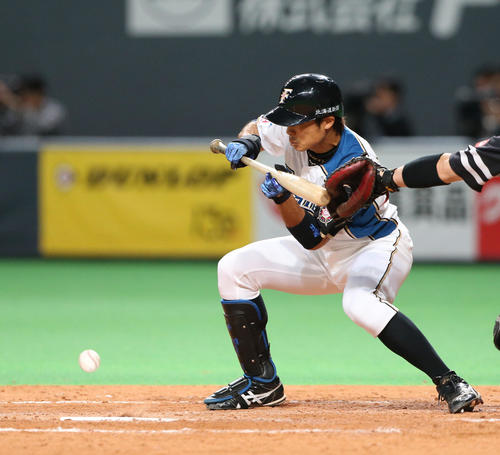 4回裏日本ハム1死二、三塁、スクイズを決める中島（撮影・佐藤翔太）