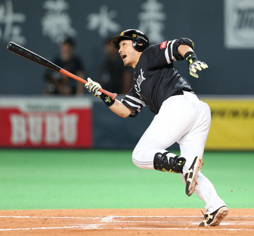 1死一、三塁、松田は適時二塁打を放つ（撮影・佐藤翔太）