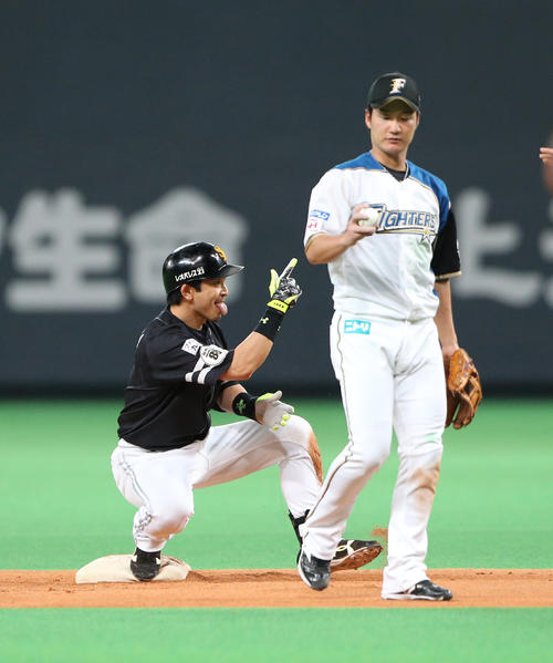 適時二塁打を放ちポーズをとる松田（撮影・佐藤翔太）