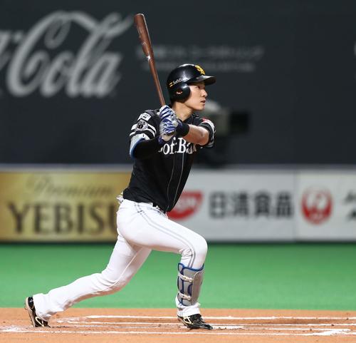 6回表ソフトバンク1死二塁、右越え適時二塁打を放つ上林（撮影・黒川智章）