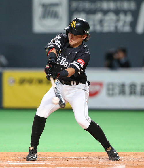 6回表ソフトバンク2死三塁、牧原は左前適時打を放つ（撮影・佐藤翔太）
