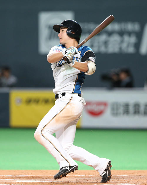 6回裏日本ハム2死、渡辺は左越え同点本塁打を放つ（撮影・佐藤翔太）