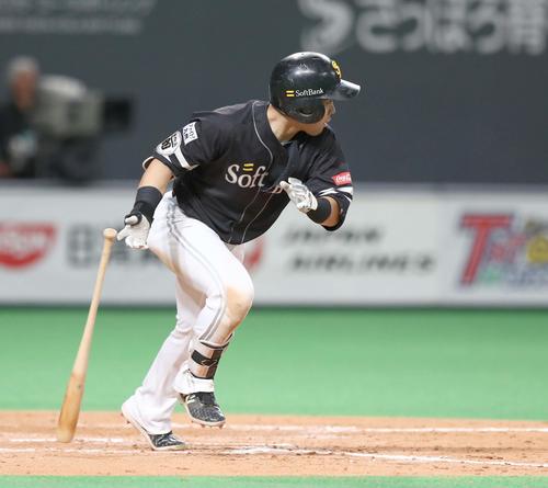 8回表ソフトバンク2死満塁、左前適時打を放つ中村晃（撮影・黒川智章）