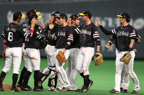 試合後、ハイタッチするソフトバンクナイン（撮影・黒川智章）