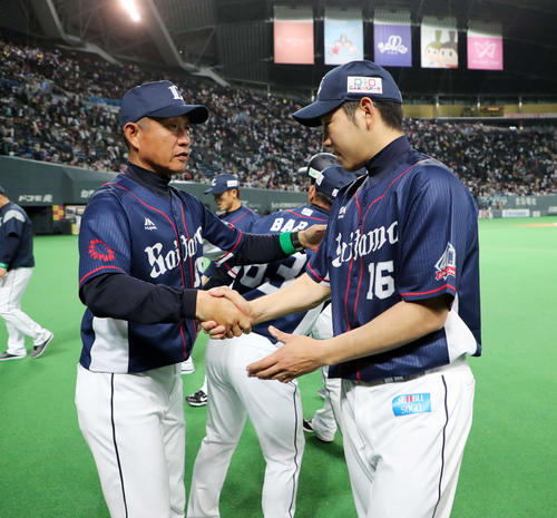 日本ハム対西武 西武菊池雄星は勝利投手となり辻監督と握手する(2018年3月30日)