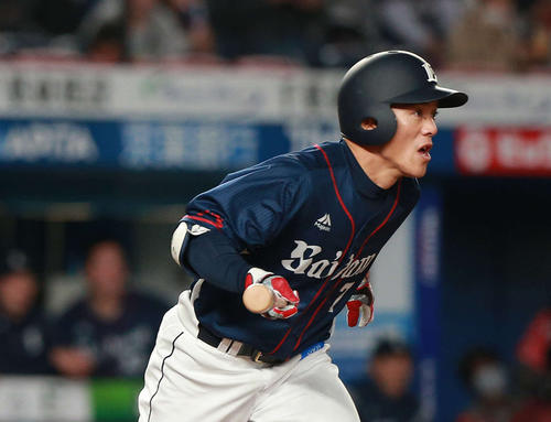 ロッテ対西武 4回表西武1死一、二塁、適時打を放つ西武松井稼頭央(2018年4月12日)