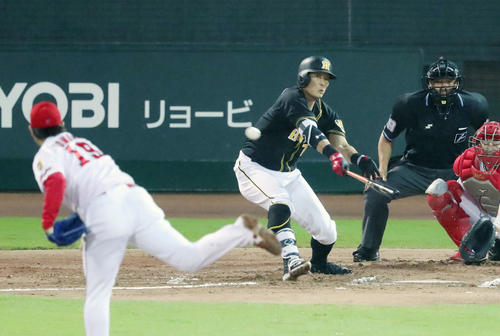 広島対阪神　2回表阪神無死、糸井は右前打を放つ（撮影・加藤哉）