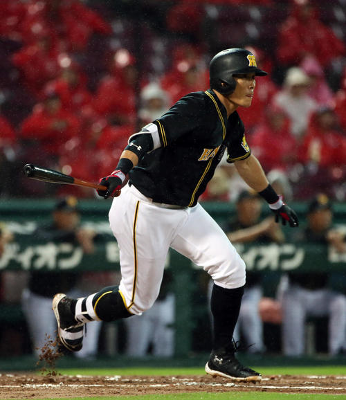 広島対阪神　2回表阪神無死、糸井嘉男は右前打を放つ（撮影・栗木一考）