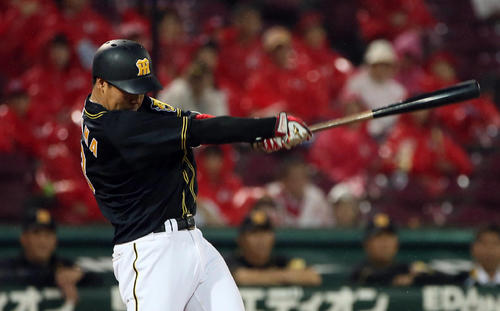 広島対阪神　3回表阪神2死一、三塁、大山悠輔は左翼線へ先制適時二塁打を放つ（撮影・栗木一考）