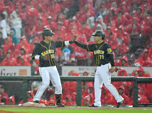 広島対阪神　3回表阪神2死満塁、左前に2点適時打を放ち久慈照嘉内野守備走塁コーチとハイタッチする陽川尚将（撮影・上田博志）